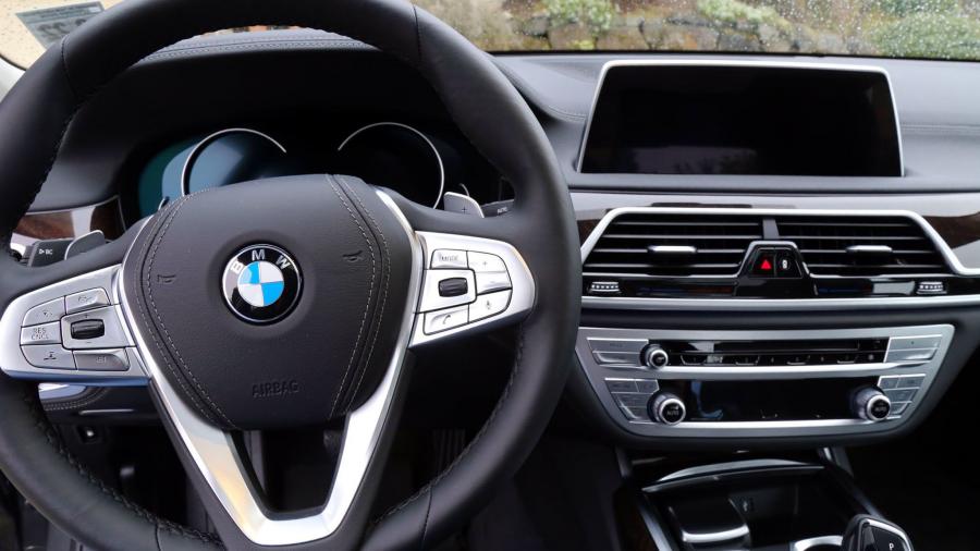 Панель приборов BMW 740e iPerformance (G11) 2018 года  (NA) (фото 24 из 40)